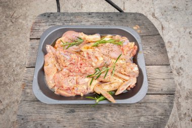 Taze çiğ tavuk eti pişmeye hazır..