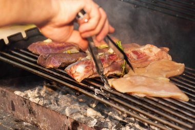 Lezzetli ızgara biftekler. Seçici odak ile çekim.
