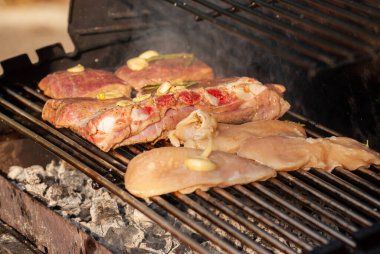 Lezzetli ızgara biftekler. Seçici odak ile çekim.