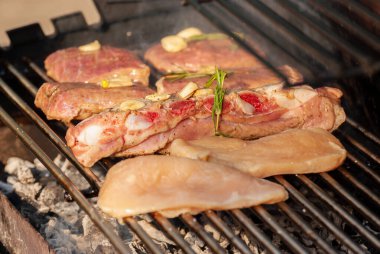 Lezzetli ızgara biftekler. Seçici odak ile çekim.