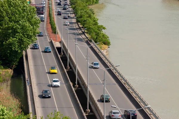 Gürcistan, Tiflis - 18 Mayıs 2021: Şehir caddesinde trafik.