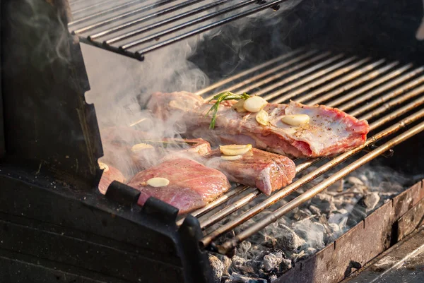 Lezzetli ızgara biftekler. Seçici odak ile çekim.