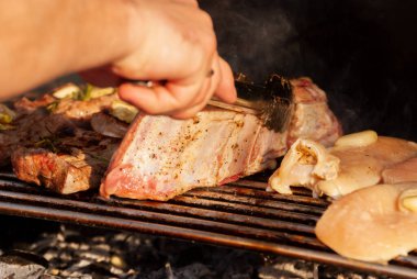 Lezzetli ızgara biftekler. Seçici odak ile çekim.