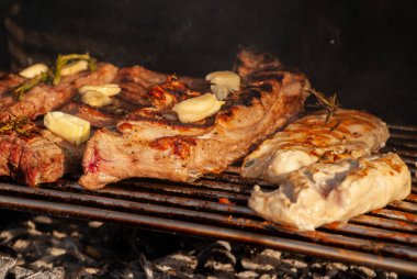 Lezzetli ızgara biftekler. Seçici odak ile çekim.