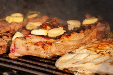 Lezzetli ızgara biftekler. Seçici odak ile çekim.