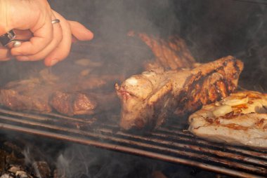 Lezzetli ızgara biftekler. Seçici odak ile çekim.