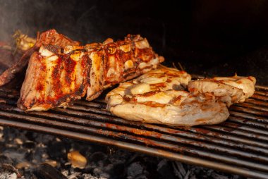 Lezzetli ızgara biftekler. Seçici odak ile çekim.