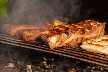 Lezzetli ızgara biftekler. Seçici odak ile çekim.