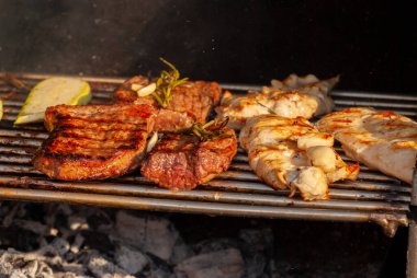 Lezzetli ızgara biftekler. Seçici odak ile çekim.