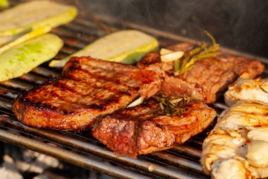 Sebzeli lezzetli ızgara biftekler. Seçici odak ile çekim.