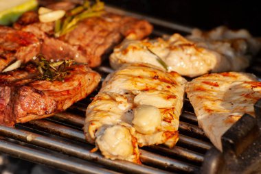 Lezzetli ızgara biftekler. Seçici odak ile çekim.