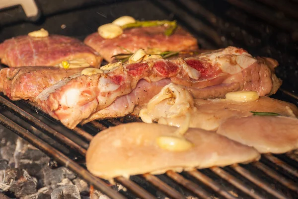 Lezzetli ızgara biftekler. Seçici odak ile çekim.