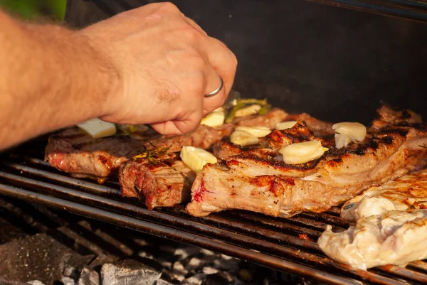 Lezzetli ızgara biftekler. Seçici odak ile çekim.