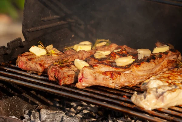 Lezzetli ızgara biftekler. Seçici odak ile çekim.