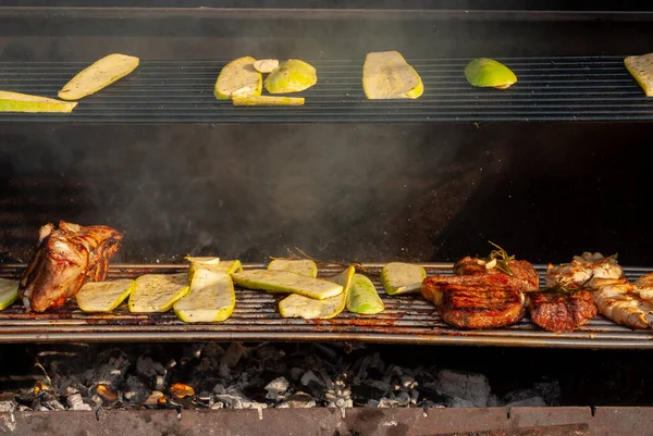 Délicieux Steaks Grillés Aux Légumes Plan Avec Mise Point Sélective — Photo