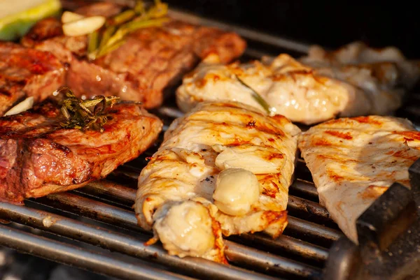 Lezzetli ızgara biftekler. Seçici odak ile çekim.