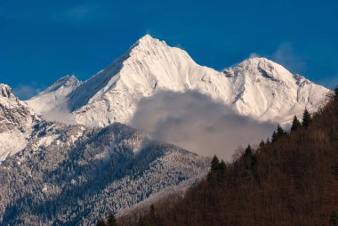 Dağ kış manzarası Kafkasya dağları.