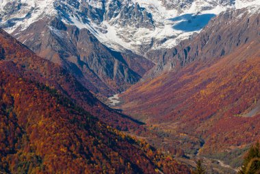 Gürcistan Kafkasya dağlarının geç sonbahar görünümü