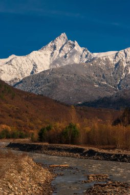 Gürcistan 'da güzel bir kış vadisi, Kafkasya dağları.