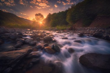 Kafkaslar. Güzel bir sabah. Hızlı akan dağ nehri
