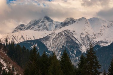 Dağ kış manzarası Kafkasya dağları.