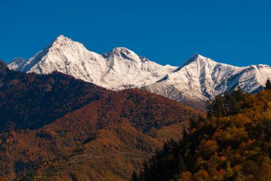Gürcistan Kafkasya dağlarının geç sonbahar görünümü