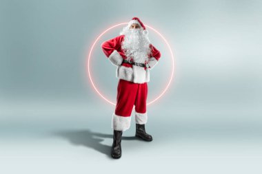 Noel Baba 'nın portresi kırmızı bir elbiseyle neon bir çemberin arka planında, açık arkaplanda. Noel arifesi için konsept, tatil, bayram afişi, yeni yıl