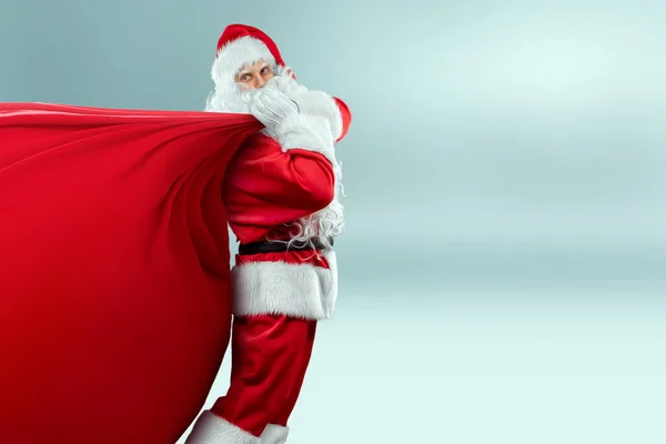 Porträt Eines Fröhlichen Weihnachtsmannes Roten Anzug Trägt Eine Große Tasche — Stockfoto