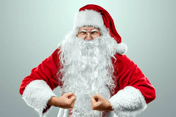 Porträt Eines Fröhlichen Weihnachtsmannes Roten Anzug Nahaufnahme Heller Hintergrund Konzept — Stockfoto