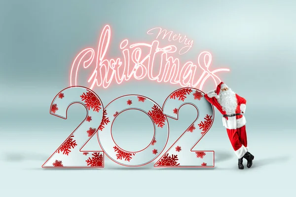 圣诞老人的画像 身穿红色西服 编号2021 背景浅薄 圣诞节前夕 假日横幅 新年的概念 — 图库照片