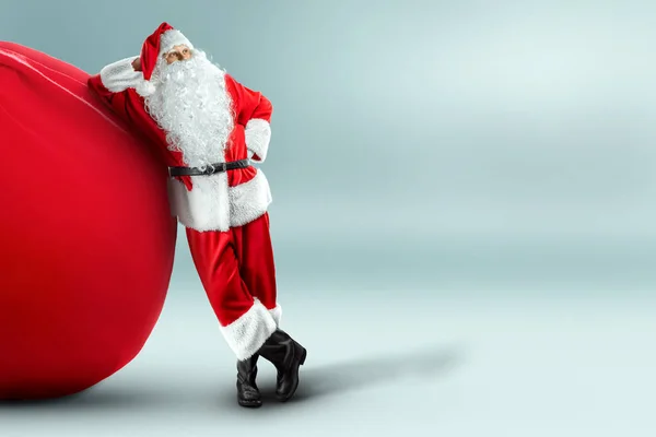 Porträt Eines Fröhlichen Weihnachtsmannes Roten Anzug Trägt Eine Große Tasche — Stockfoto