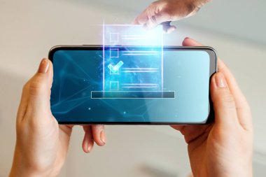Çevrimiçi oylama, hologram oylaması ile El ve cep telefonunda internet oylaması için bir kutu. Karışık ortam, e-oylama teknolojisi konsepti