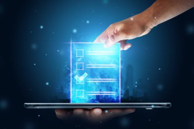 Çevrimiçi oylama, El 'in hologram oylaması ve mavi arka planda bir cep telefonunda internet oylaması için bir kutu. Karışık ortam, e-oylama teknolojisi konsepti