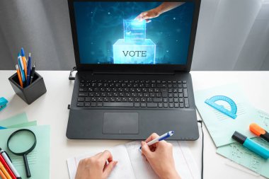 Çevrimiçi oylama, hologram oy pusulası ve dizüstü bilgisayarda internet oylama kutusu. Karışık çevre, e-oylama teknolojisi konsepti, internet seçimleri