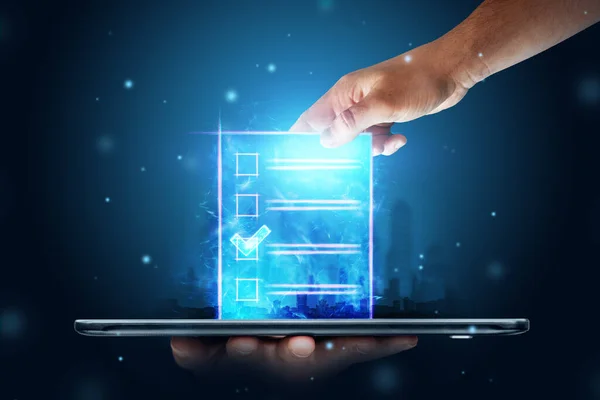 オンライン投票 ホログラム投票と青い背景に携帯電話でインターネット投票のためのボックスを持つ手 混合環境 電子投票技術の概念 — ストック写真