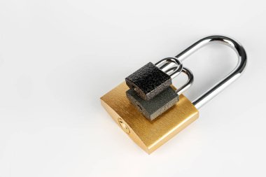 Beyaz arka planda bir sürü asma kilit var. Çoklu seviye kimlik denetimi