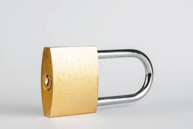 Asma kilit kilidi beyaz arkaplanda izole edildi