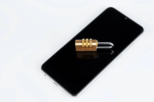 Golden Padlock Terletak Pada Smartphone Terisolasi Pada Latar Belakang Putih — Stok Foto