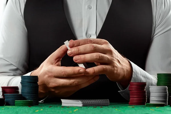 Manos Masculinas Croupier Baraja Tarjetas Primer Plano Concepto Casino Apuestas — Foto de Stock