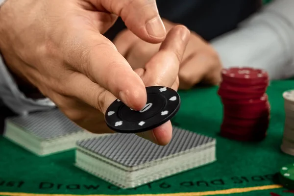 Αρσενικά Χέρια Κρουπιέρης Ένα Καζίνο Και Παίζοντας Μάρκες Ένα Πράσινο — Φωτογραφία Αρχείου