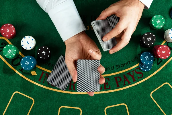 Manos Masculinas Croupier Baraja Tarjetas Primer Plano Concepto Casino Apuestas — Foto de Stock