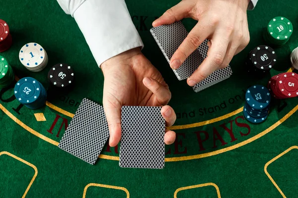 Manos Masculinas Croupier Baraja Tarjetas Primer Plano Concepto Casino Apuestas — Foto de Stock