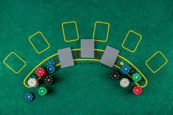 Κάρτες Chips Βρίσκονται Ένα Πράσινο Τραπέζι Blackjack Πάνω Όψη Καζίνο — Φωτογραφία Αρχείου