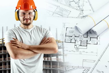 İnşaat çizimlerinin arka planında kask takmış bir erkek müteahhit. İnşaat, mimari, tasarım kavramı. Karışık ortam, çift pozlama