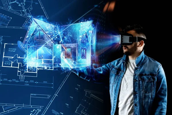 Homme Réalité Virtuelle Lunettes Conçoit Bâtiment Hologramme Une Maison Construction — Photo