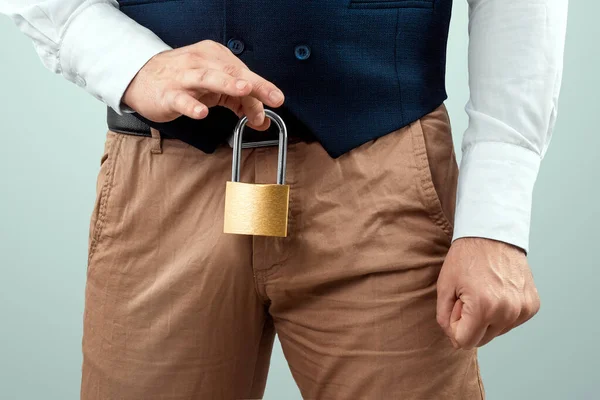 一个挂在男人腰带上的金挂锁的特写 婚姻忠诚 贞操的概念 — 图库照片