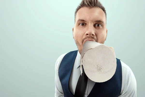 Der Mann Hat Eine Rolle Toilettenpapier Mund Das Konzept Der — Stockfoto