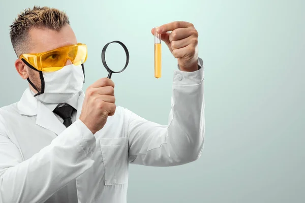 Doctor Looks Test Tube Liquid Magnifying Glass Loupe Scientific Research — Stock Photo, Image