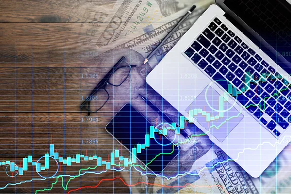 Holograma Gráfico Financeiro Gráfico Laptop Escritório Vista Superior Conceito Para — Fotografia de Stock