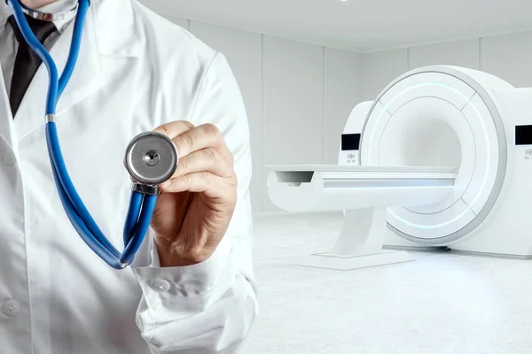 Doctor Stands Front Mri Machine Medical Technology Concept Tamography Future — Foto de Stock